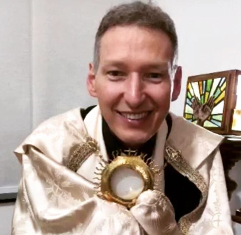 Padre Marcelo Rossi fala sobre empurram durante missa (Foto: Reprodução)