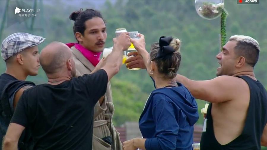 Peões do Grupo Terra ganharam tarde com cerveja e petiscos, em A Fazenda (Foto: Reprodução/PlayPlus)