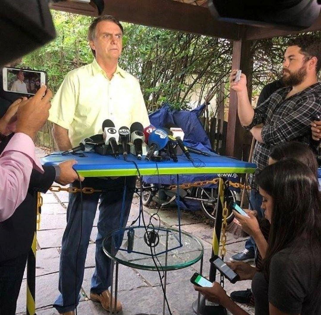 Bolsonaro em sua coletiva em cima de prancha (Foto: Reprodução)