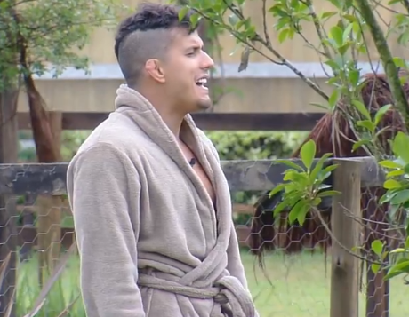 Felipe Sertanejo surpreendeu ao soltar a voz em A Fazenda (Foto: Reprodução)