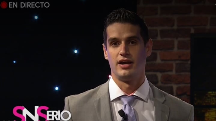 Canal demitiu o apresentador Adrián Marcelo, mas voltou atrás. (Foto: Reprodução/Multimedios)