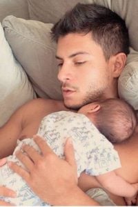 Arthur Aguiar com sua filha Sophia. (Foto: Reprodução)