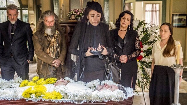 Eurico (Dan Stulbach), Feliciano (Leoipoldo Pacheco), Ondina (Ana Beatriz Nogueira) e Judith (Isabela Garcia), observam Valentina se passar por viúva de Egídio em O Sétimo Guardião (Foto: Mauricio Fidalgo / Paulo Belote/ Globo/ Divulgação)