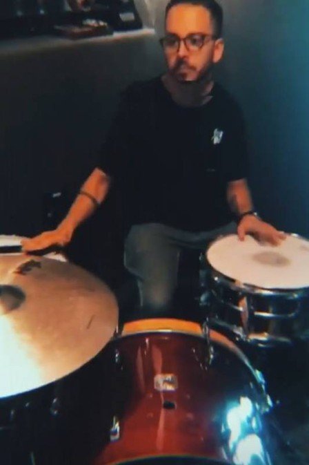 Junior Lima toca bateria no "repouso" (Foto: Reprodução/ Instagram)