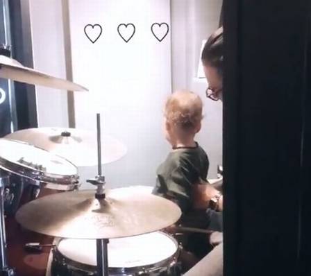 Durante "repouso" Junior Lima toca bateria com o filho (Foto: Reprodução/ Instagram)