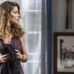 Espelho da Vida: Isabel invade quarto de Alain e furta escova de dentes