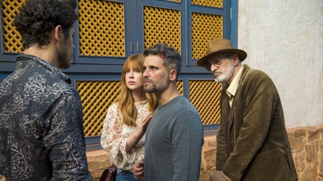 Júnior fica irritado ao ver Gabriel com Luz e Sóstenes, em O Sétimo Guardião (Foto: Estevam Avellar/ Globo/ Divulgação)