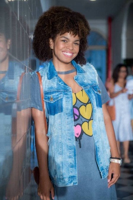 Kika (Jeniffer Nascimento) caracterizada para Verão 90 (Foto: Raquel Cunha/ Globo/ Divulgação)