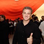 Próximo da política, Luciano Huck não tem inovado muito no Caldeirão