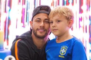 Neymar ao lado de Davi Lucca, seu filho (Foto: Reprodução/Instagram)