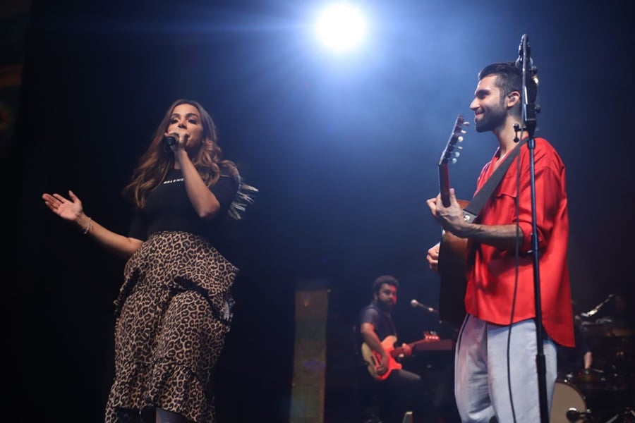 Anitta faz participação no show de Silva