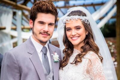 Samuca (Nicolas Prattes) e a noiva durante o casamento em O Tempo Não Para
(Foto: Globo/João Miguel Júnior)