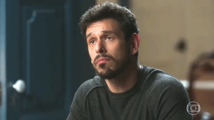 Alain (João Vicente de Castro) em cena de Espelho da Vida (Foto: Reprodução/Globo)