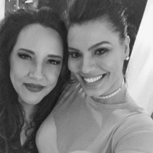 Letícia Lima e Ana Carolina em cena romântica na web (Reprodução/Instagram)