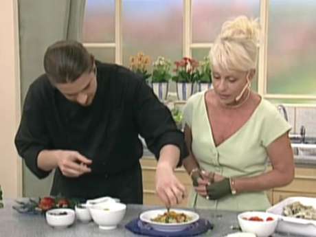 Chefe tenta tirar inseto do prato de Ana Maria Braga, no Mais Você em 1999 (Foto: Reprodução/ Globo)