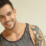 Caique Aguiar voltou a causar polêmica nas redes sociais ao exibir volume em calça (Foto: Divulgação)