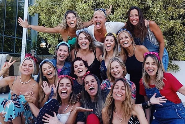 Xuxa reunida com ex-paquitas em sua casa (Foto: Reprodução/Instagram)