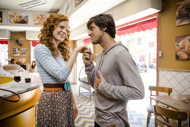 Miss Celine (Maria Eduarda de Carvalho) e Elmo (Felipe Simas) em O Tempo Não Para (Foto: Globo/João Miguel Júnior)
