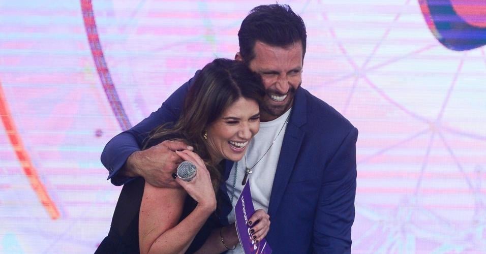 Henri Castelli e Rebeca Abravanel no palco do Teleton 2018. (Foto: Reprodução/Instagram)