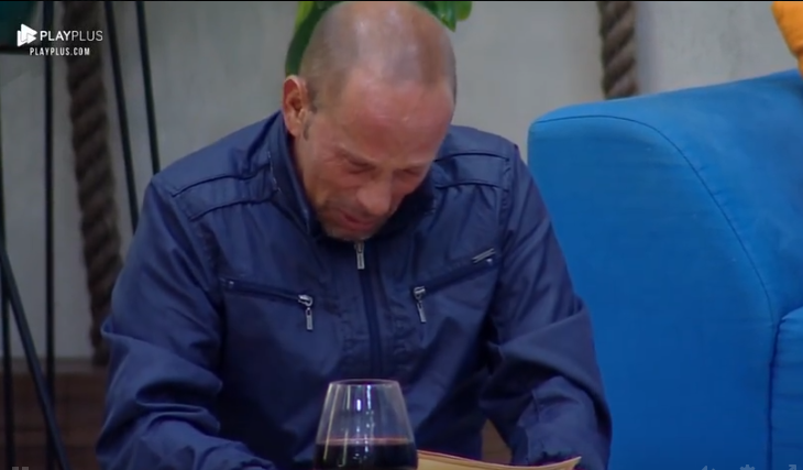 Rafael Ilha chorou lendo carta em jantar em A Fazenda (Foto: Reprodução/ PlayPlus)