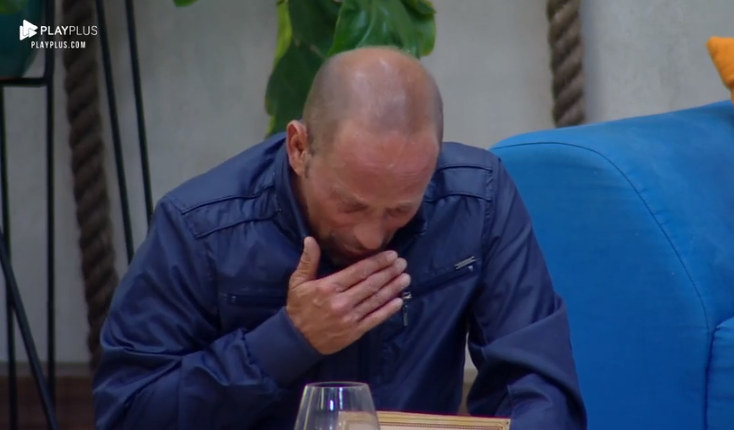Rafael Ilha chorou lendo carta em jantar em A Fazenda (Foto: Reprodução/ PlayPlus)