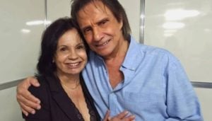 Isolda Bourdot ao lado de Roberto Carlos
(Foto: Reprodução/Facebook)