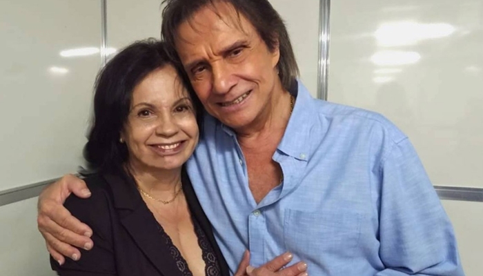 Isolda Bourdot ao lado de Roberto Carlos (Foto: Reprodução/Facebook)