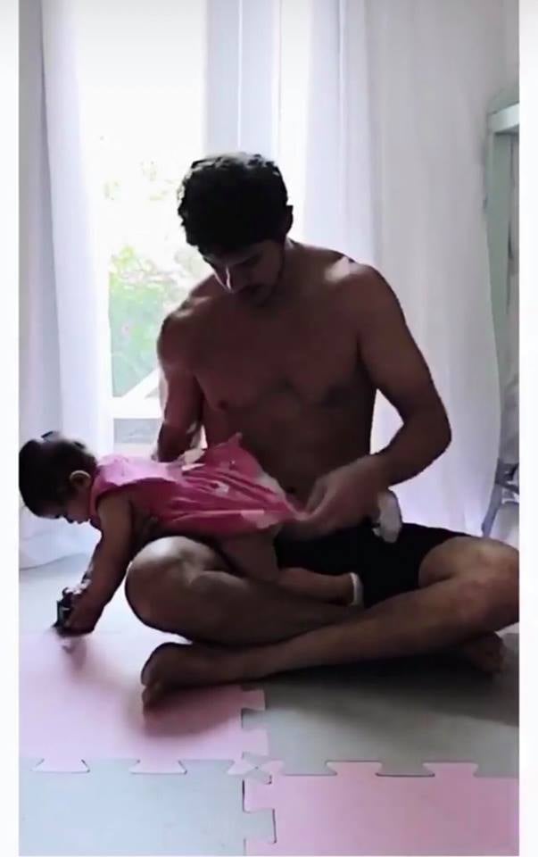 José Loreto brinca com a filha pequena