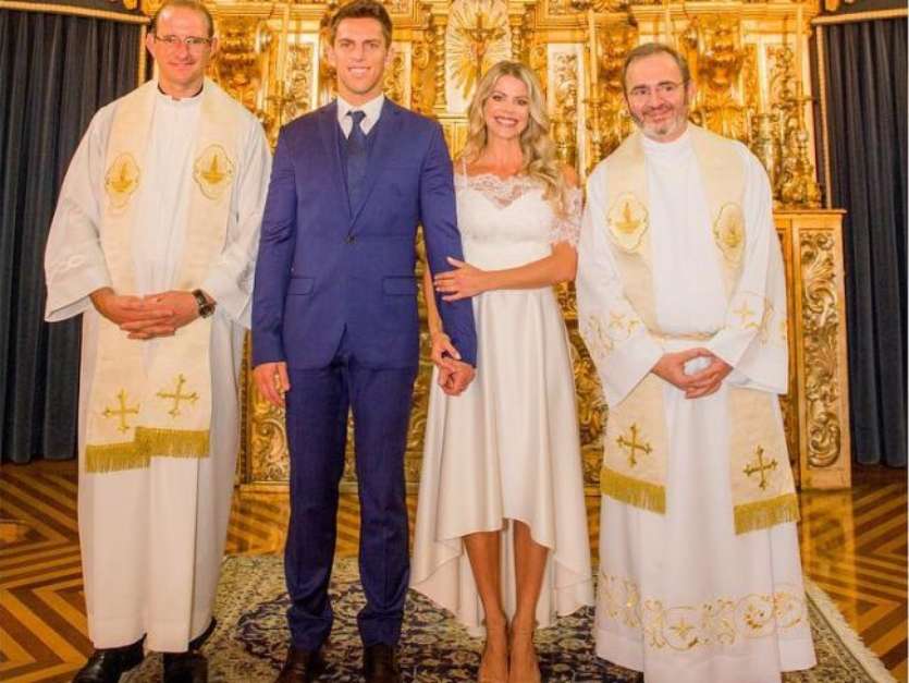 Karina Bacchi, Amaury Nunes e cerimonalistas (Foto: Reprodução/Instagram)
