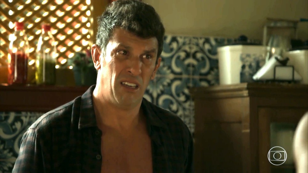O delegado Machado em cena de O Sétimo Guardião (Foto: Reprodução)