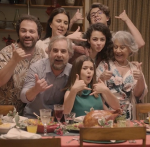Maisa e o elenco do episódio 'Foto em Família'. (Foto: Reprodução)