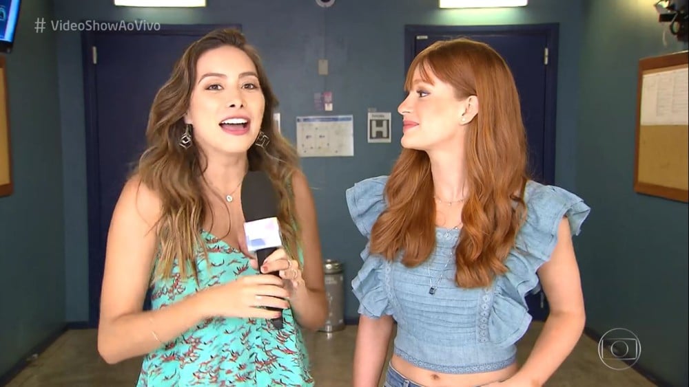 Marina contou que não tinha secador de cabelo em casa antes de cortar a franja curta — (Foto: TV Globo)