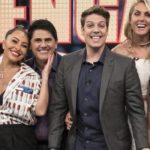 Fábio Porchat com o elenco da Record em seu programa