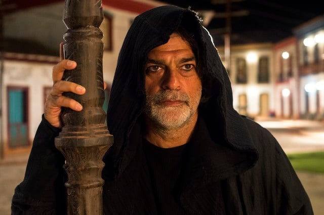 Eduardo Moscovis como o gato León em O Sétimo Guardião (Foto: Divulgação/Globo)