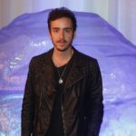 Ator da Globo quebra o protocolo e admite adorar notícias de celebridades: ‘Todo mundo se interessa por fofoca’
