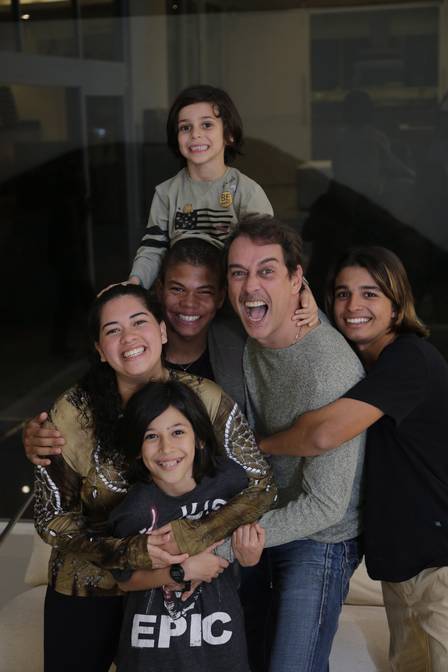 Marcello Antony se diverte ao ser agarrado pelos filhos: Louis, Stéphanie, Francisco, Lorenzo e Lucas Foto: Roberto Moreyra