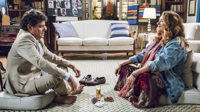 Grace (Patricya Travassos) e Américo (Felipe Camargo) meditam em Espelho da Vida (Foto: Divulgação/ Globo/ Paulo Belote)