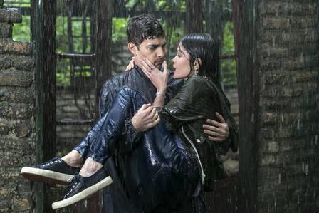 Jorge ajuda Cris, que está tremendo, e os dois se beijam, em Espelho da Vida (Foto: Rafael Campos/ Globo/ Divulgação)