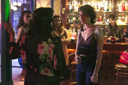 Stefânia, de malas prontas, se despede das amigas em O Sétimo Guardião (Foto: Rafael Campos/ Globo/ Divulgação)