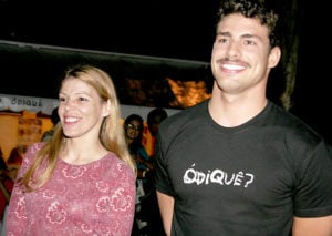 Cauã Reymond ao lado de sua mãe, Denise Reymond (Foto: Reprodução)