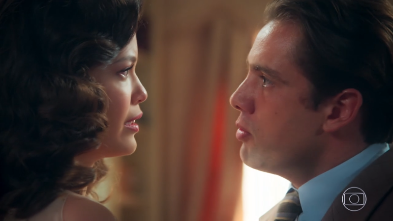 Julia Castelo (Vitória Strada) e Danilo (Rafael Cardoso) em Espelho da Vida (Foto: Reprodução/Globo)