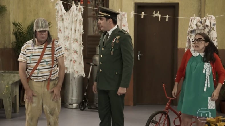 Globo recria Vila do Chaves e debocha de Bolsonaro