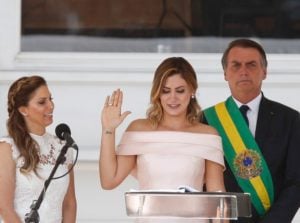 Bolsonaro e a primeira-dama, dona Michelle, durante a posse presidencial (Foto: Reprodução)