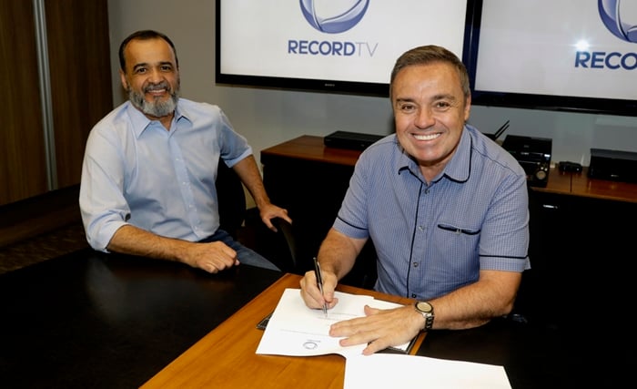 Gugu e o vice-presidente artístico da Record, Marcelo Silva (Foto: Antonio Chahestian/Record)