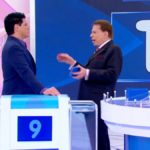No Jogo das Três Pistas, Silvio Santos chama César Filho de traidor e diz que vai contratar todo mundo da Record