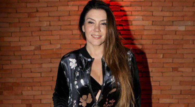 Cantora Simony, ex-Balão Mágico, causou polêmica ao aparecer atirando com arma na mão (Foto: Reprodução)