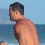 Malvino Salvador mostra o bumbum na praia (Foto: Webert Belicio/AgNews)