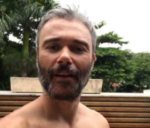 O ator está de volta à TV Globo. (Foto: Reprodução)