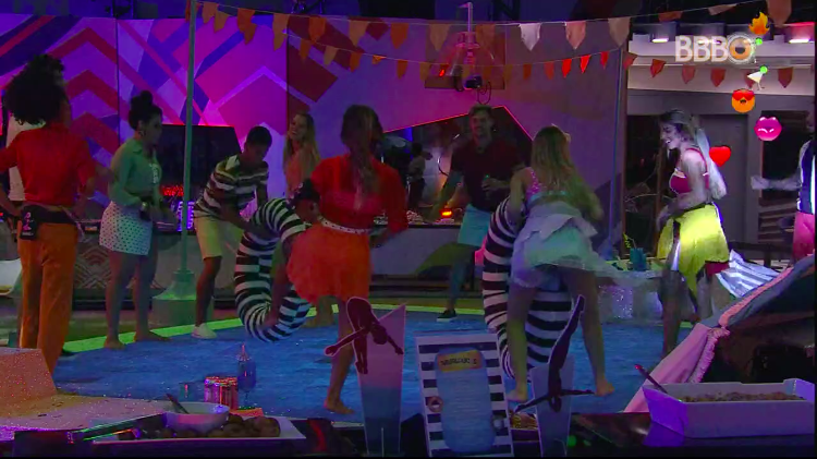 Os participantes se divertiram na festa do BBB19 (Foto: GloboPlay)