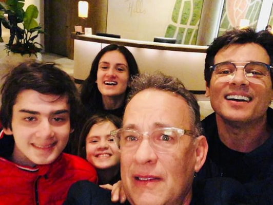 Celso Portiolli, Tom Hanks e família (Foto: Reprodução)